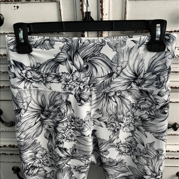 Like new 🖤🤍 Balance Collection black & white leggings Size L - Picture 6 of 12